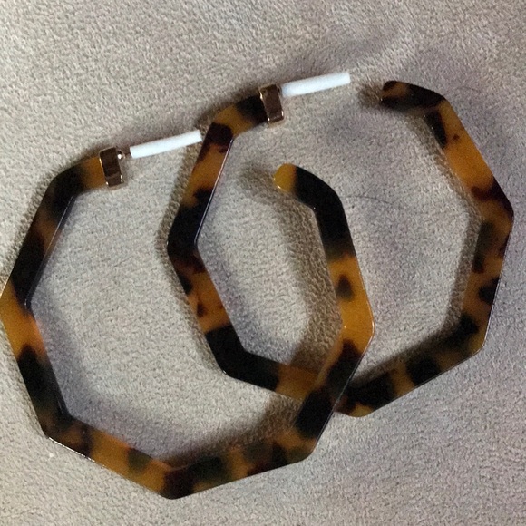 New! Acrylic Tortoise Shell Earring - Picture 4 of 5